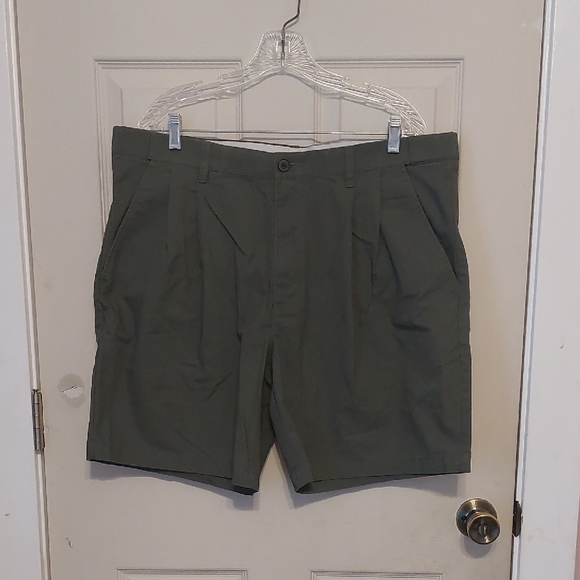 croft & barrow Other - Croft&Barrow Pleated Front Green Khaki Shorts Mens Size 40